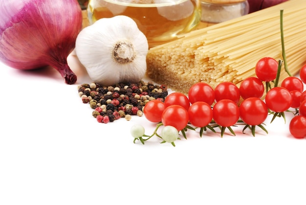 Składniki na drewnianym stole: warzywa i przyprawy
